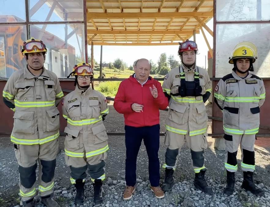 Municipio hizo entrega oficial de contenedores a la Tercera Compañía de Bomberos de Panguipulli